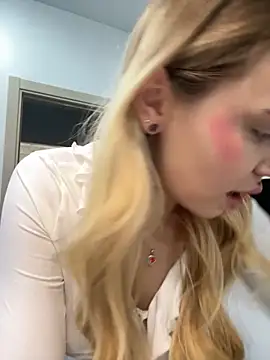 LunaMillie online show from 09/19/25, 04:58