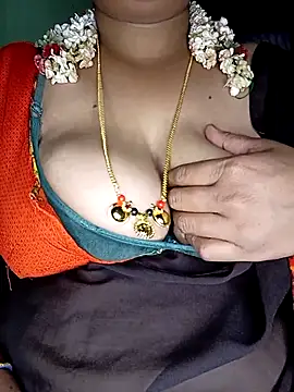 Snapshot of Geetha227 chatting on 11/13/25, 03:55 Geetha227 online show from 11/13/25, 03:55