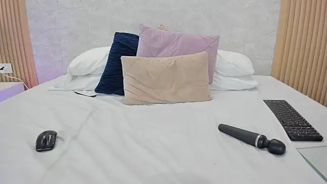 NaomyCollins   online show from 07/28/26, 07:39
