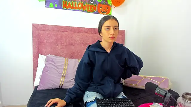 Vaiolet Miller online show from 10/20/25, 02:39