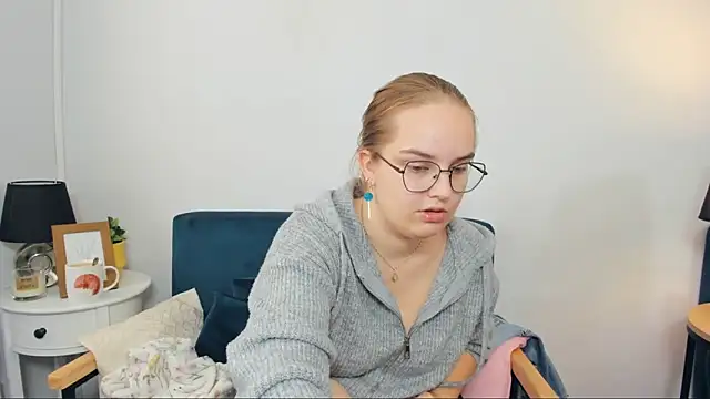 Snapshot of AliceCrazy69 chatting on 09/17/25, 06:26 AliceCrazy69 online show from 09/17/25, 06:26