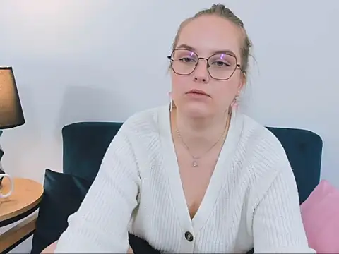 Snapshot of AliceCrazy69 chatting on 09/18/25, 11:01 AliceCrazy69 online show from 09/18/25, 11:01