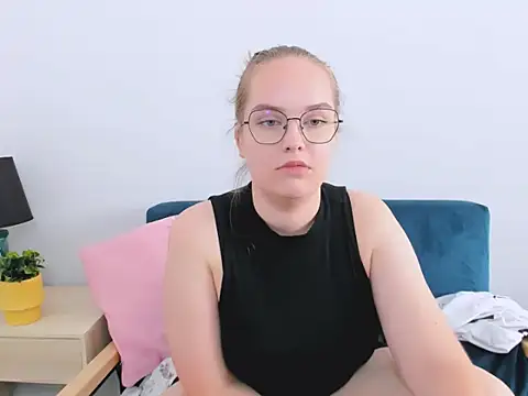 Snapshot of AliceCrazy69 chatting on 10/03/25, 12:02 AliceCrazy69 online show from 10/03/25, 12:02