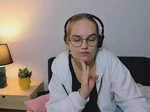 Snapshot of AliceCrazy69 chatting on 10/05/25, 04:33 AliceCrazy69 online show from 10/05/25, 04:33