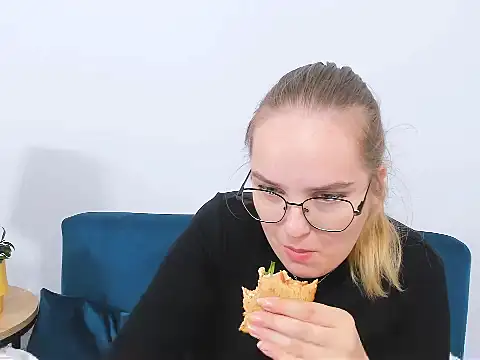 Snapshot of AliceCrazy69 chatting on 10/06/25, 10:02 AliceCrazy69 online show from 10/06/25, 10:02