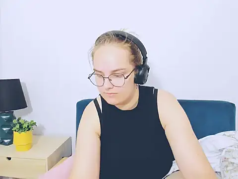 Snapshot of AliceCrazy69 chatting on 10/11/25, 09:41 AliceCrazy69 online show from 10/11/25, 09:41