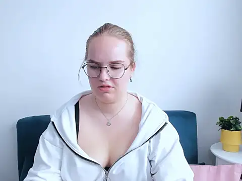 Snapshot of AliceCrazy69 chatting on 10/25/25, 08:55 AliceCrazy69 online show from 10/25/25, 08:55