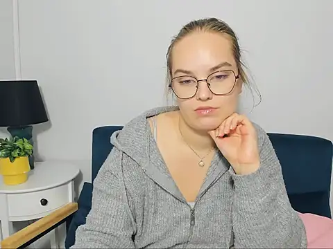 Snapshot of AliceCrazy69 chatting on 10/30/25, 02:40 AliceCrazy69 online show from 10/30/25, 02:40