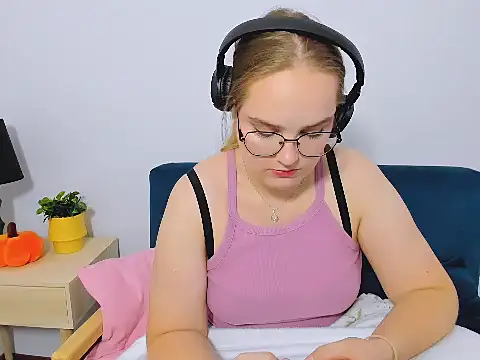 Snapshot of AliceCrazy69 chatting on 11/04/25, 12:04 AliceCrazy69 online show from 11/04/25, 12:04