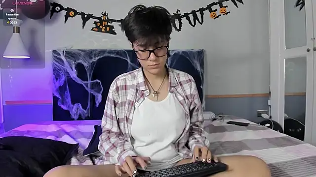 Tsuki Maru online show from 10/15/25, 07:47