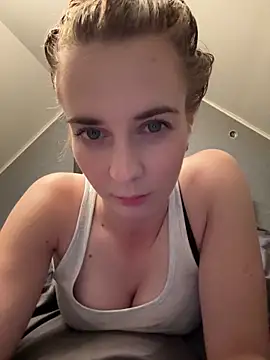 ellieen online show from 10/15/25, 09:15