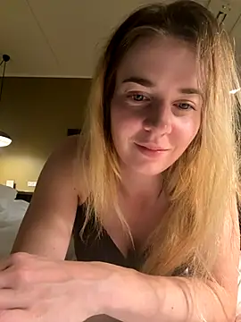 ellieen online show from 10/22/25, 08:08