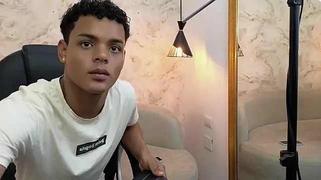 Valentino Thompson online show from 09/18/25, 07:38