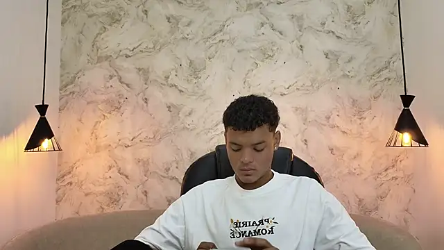 Valentino Thompson online show from 10/12/25, 07:35