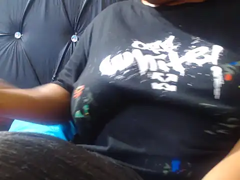 Snapshot of BeverlyQueen14 chatting on 11/15/25, 06:37 BeverlyQueen14 online show from 11/15/25, 06:37