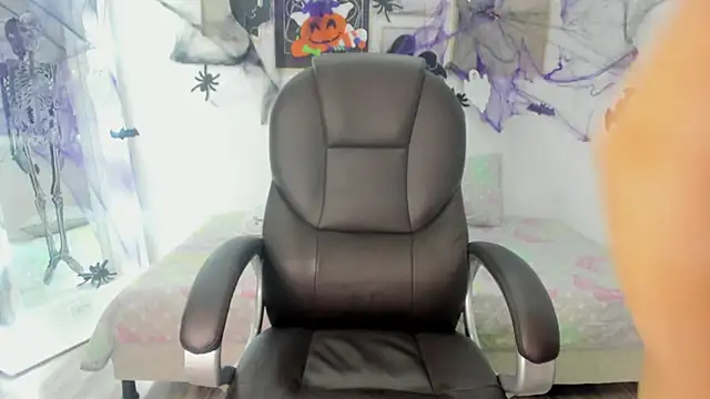 Snapshot of koraline_333 chatting on 10/31/25, 09:05 koraline 333 online show from 10/31/25, 09:05