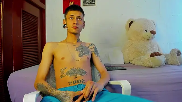 Snapshot of cold_snow013 chatting on 10/19/25, 11:11 cold snow013 online show from 10/19/25, 11:11