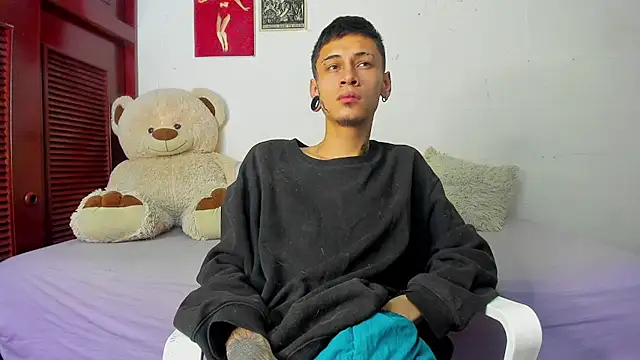 Snapshot of cold_snow013 chatting on 10/23/25, 08:24 cold snow013 online show from 10/23/25, 08:24