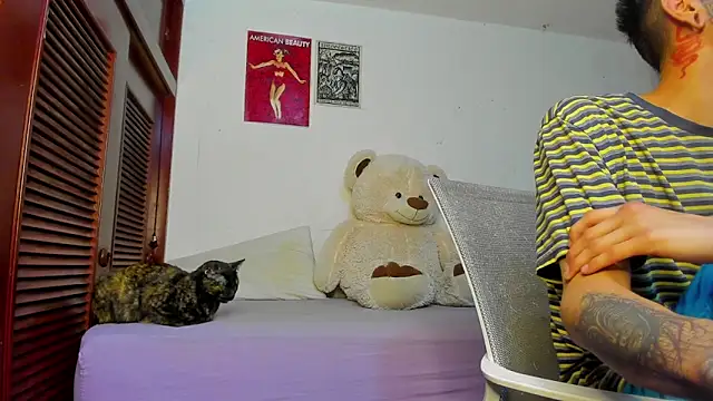 Snapshot of cold_snow013 chatting on 10/26/25, 08:42 cold snow013 online show from 10/26/25, 08:42