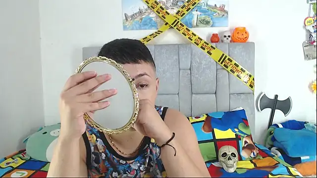 Snapshot of christopher_Hot chatting on 10/21/25, 12:44 christopher Hot online show from 10/21/25, 12:44