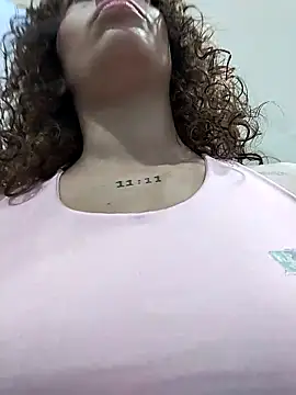 Snapshot of roxyrougee chatting on 11/11/25, 04:18 roxyrougee online show from 11/11/25, 04:18