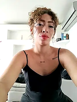 Snapshot of roxyrougee chatting on 11/20/25, 01:55 roxyrougee online show from 11/20/25, 01:55