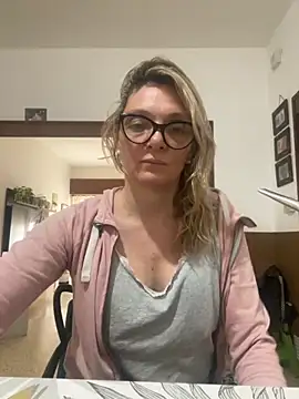 Snapshot of na1801 chatting on 11/07/25, 02:28 na1801 online show from 11/07/25, 02:28