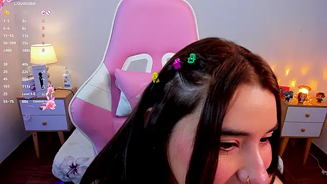 Snapshot of SofiFlex chatting on 10/13/25, 04:01 SofiFlex online show from 10/13/25, 04:01