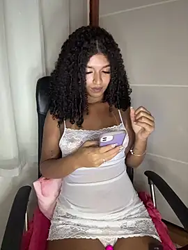 Snapshot of larajuli chatting on 05/17/26, 12:41 larajuli online show from 05/17/26, 12:41
