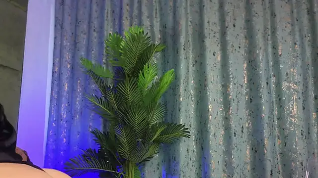 Snapshot of DeniseBlu chatting on 09/20/25, 04:46 DeniseBlu online show from 09/20/25, 04:46