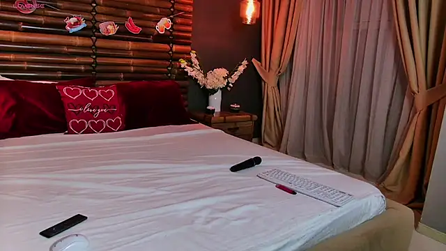 Snapshot of SandraSilver chatting on 10/03/25, 06:49 SandraSilver online show from 10/03/25, 06:49