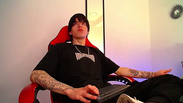 Snapshot of Anhonymus_ chatting on 12/18/25, 04:07 Anhonymus online show from 12/18/25, 04:07