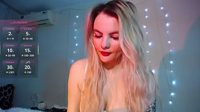 Snapshot of Wicked_cookie chatting on 11/10/25, 12:09 Wicked cookie online show from 11/10/25, 12:09