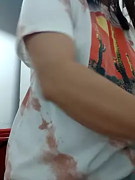 Snapshot of Amanda39 chatting on 11/28/25, 11:24 Amanda39 online show from 11/28/25, 11:24