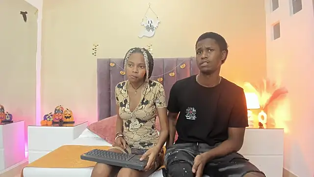 Snapshot of Kiaraa_y_Her_Crazy chatting on 10/17/25, 03:53 Kiaraa y Her Crazy online show from 10/17/25, 03:53