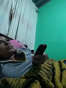 Snapshot of AnggelicaSwan21 chatting on 11/06/25, 12:22 AnggelicaSwan21 online show from 11/06/25, 12:22