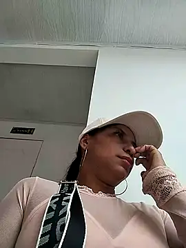 Snapshot of AnggelicaSwan21 chatting on 11/20/25, 04:40 AnggelicaSwan21 online show from 11/20/25, 04:40