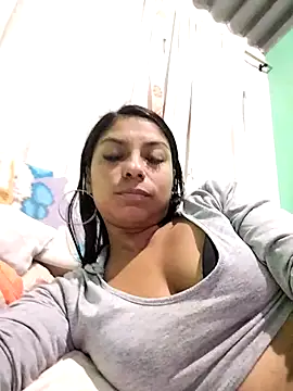 Snapshot of AnggelicaSwan21 chatting on 11/25/25, 01:05 AnggelicaSwan21 online show from 11/25/25, 01:05