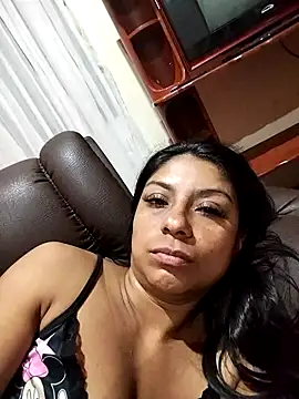 Snapshot of AnggelicaSwan21 chatting on 12/15/25, 01:32 AnggelicaSwan21 online show from 12/15/25, 01:32