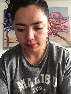 Snapshot of Paris_11 chatting on 09/25/25, 01:04 Paris 11 online show from 09/25/25, 01:04