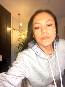 TiffanyyLam online show from 11/08/25, 11:21