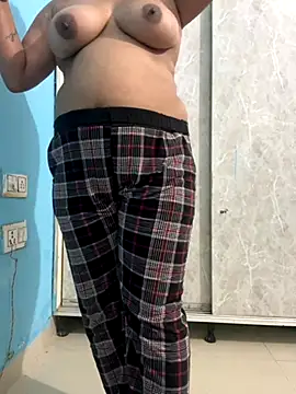 Snapshot of pooja_cam101 chatting on 10/01/25, 01:44 pooja cam101 online show from 10/01/25, 01:44