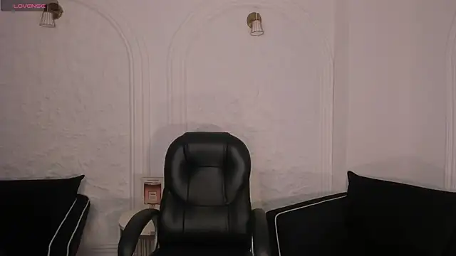 Snapshot of MayaMoretti_ chatting on 12/14/25, 03:12 MayaMoretti online show from 12/14/25, 03:12