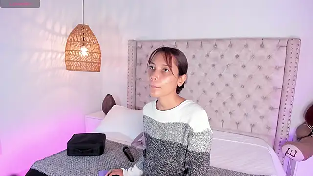 Snapshot of AdharaMancinii chatting on 09/30/25, 11:37 AdharaMancinii online show from 09/30/25, 11:37