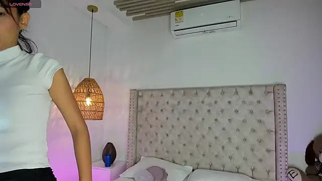 Snapshot of AdharaMancinii chatting on 10/16/25, 11:44 AdharaMancinii online show from 10/16/25, 11:44