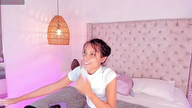 Snapshot of AdharaMancinii chatting on 10/18/25, 11:55 AdharaMancinii online show from 10/18/25, 11:55