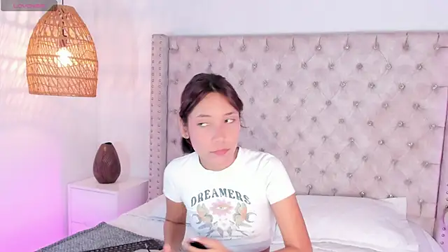 Snapshot of AdharaMancinii chatting on 10/22/25, 11:43 AdharaMancinii online show from 10/22/25, 11:43