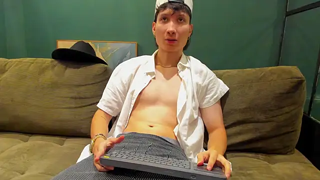 Snapshot of enzo_steel chatting on 10/17/25, 01:42 enzo steel online show from 10/17/25, 01:42