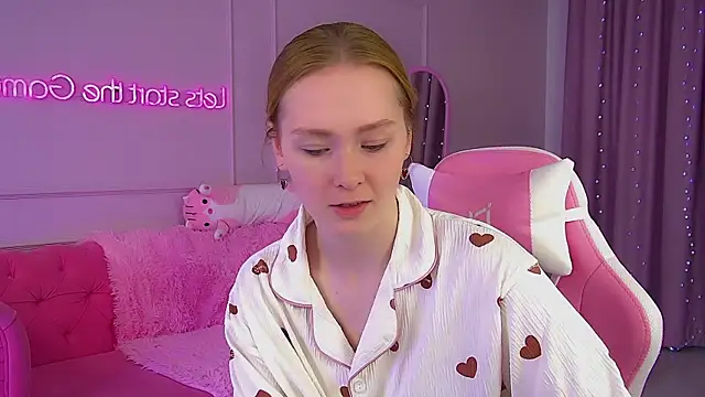 Snapshot of AgataFoxley chatting on 10/06/25, 07:06 AgataFoxley online show from 10/06/25, 07:06