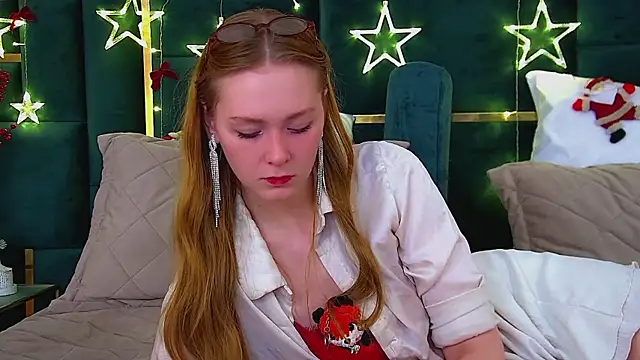 Snapshot of AgataFoxley chatting on 12/04/25, 06:16 AgataFoxley online show from 12/04/25, 06:16